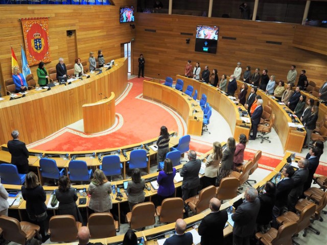 Minuto de silencio contra a violencia machista no Parlamento de Galicia, logo do asasinato dunha muller en Oroso